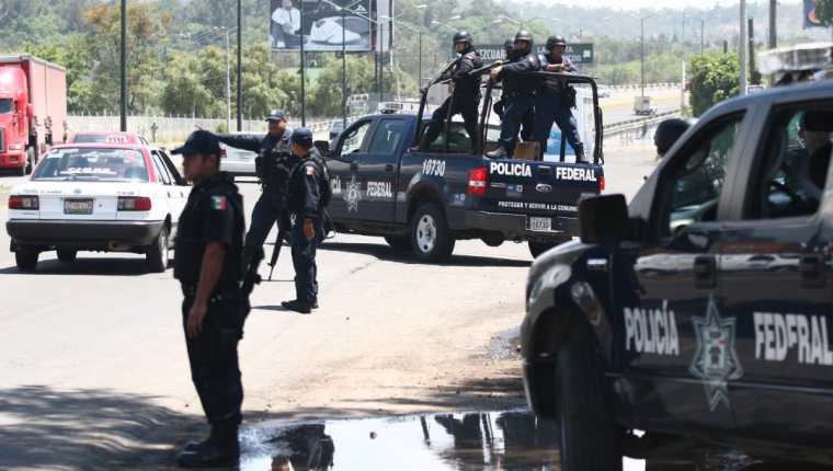 La Policía Federal mexicana participa en uno de los retenes en Michoacán.(EFE).
