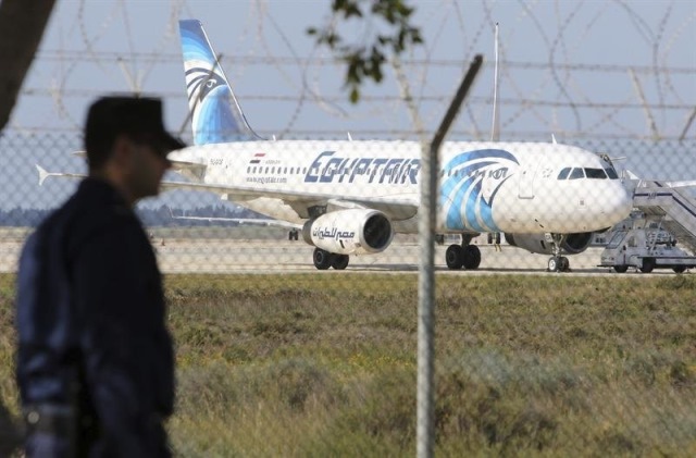 Secuestran avión egipcio. (Foto Prensa Libre: EFE)