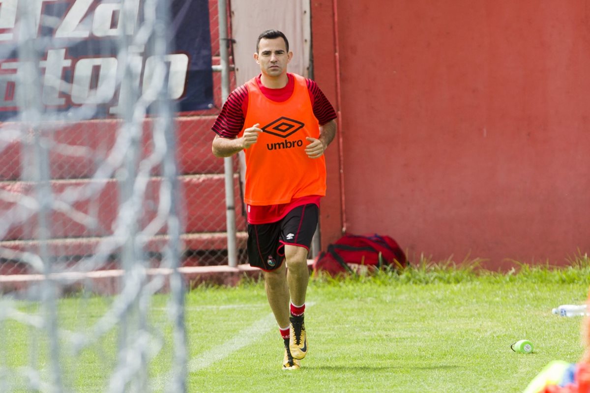 En su segunda era en el futbol nacional, Marco Pappa jugará su tercer torneo con los rojos. (Foto Prensa Libre: Norvin Mendoza)