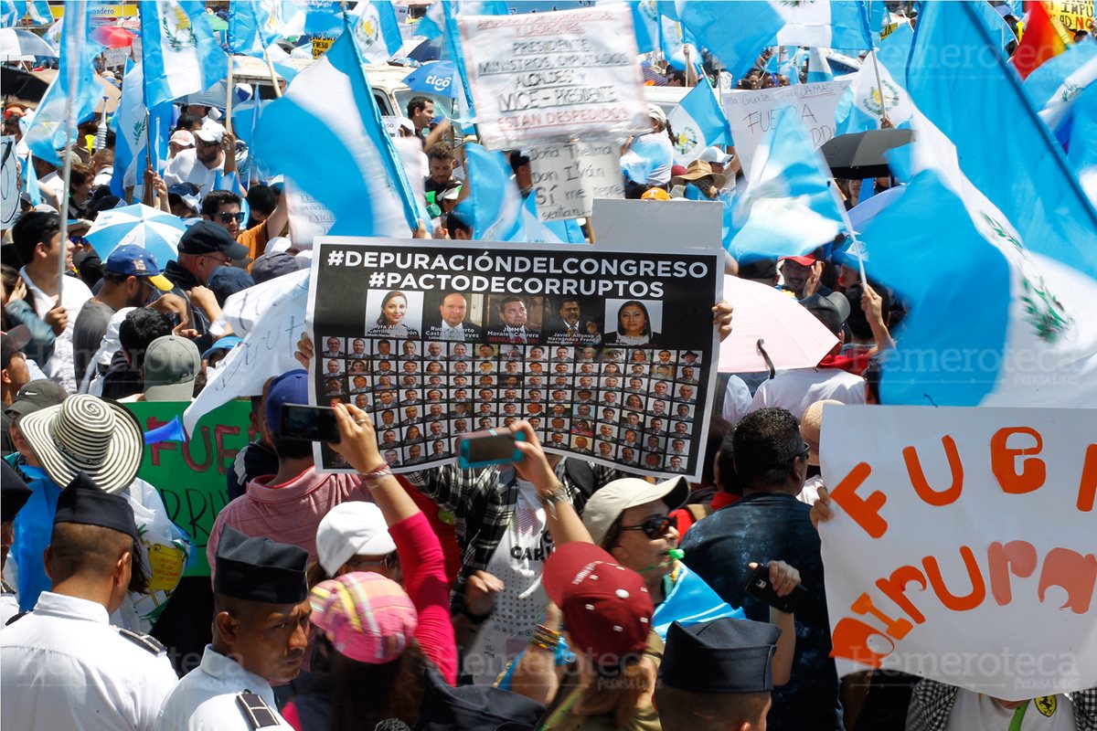 Miles de guatemaltecos, entre estudiantes e integrantes de la sociedad civil, participan en marchas, en apoyo al Paro Nacional y reclamar la renuncia de diputados, del presidente Jimmy Morales y reformas a la Ley Electoral y de Partidos Políticos. 20/9/2017 (Foto: Hemeroteca PL)