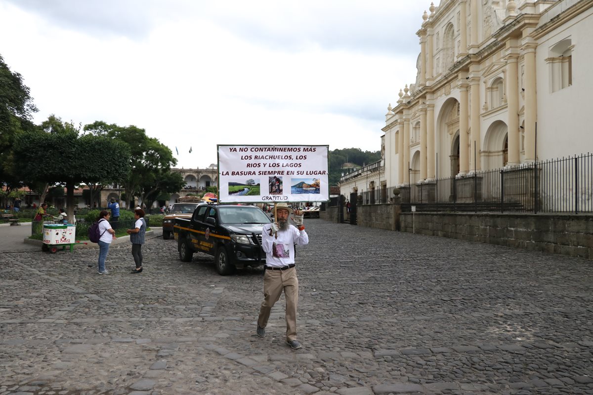 Oswaldo Ochoa camina frente a la Catedral de Antigua Guatemala. (Foto Prensa Libre: Renato Melgar)