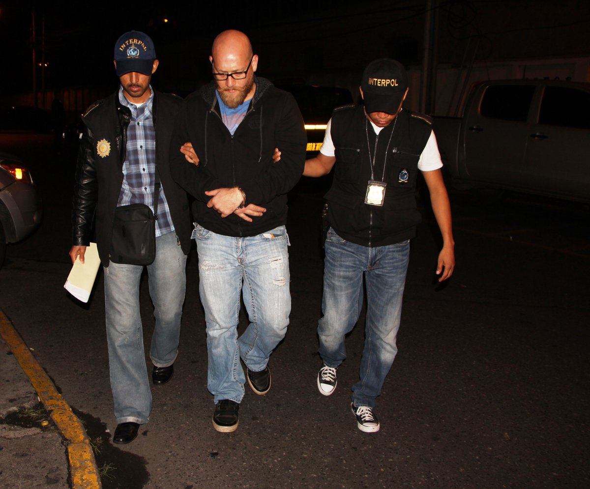 La PNC reportó que capturó a Reynaldo Xavier Altamirano Ramírez, de 36 años, con doble nacionalidad guatemalteco-salvadoreño, sindicado de los delitos de comercialización de vehículos robados en el extranjero. (Foto, Prensa Libre: PNC de Guatemala).