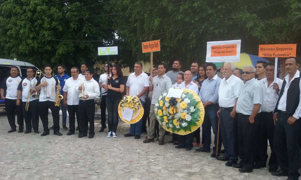 Autoridades, artistas y vecinos rinden homenaje póstumo a Manuel Tager Pinelo, fundador y director del grupo Los Phoenix, víctima de un accidente de tránsito, en Petén. (Foto Prensa Libre: Rigoberto Escobar)