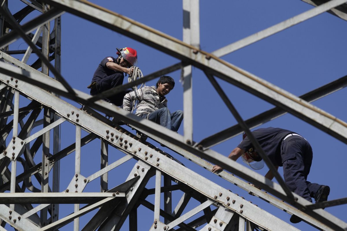 Gerson Chic Estrada trepó a la Torre del Reformador con la intensión de suicidarse, pero los Bomberos Municipales lo rescataron. (Foto Prensa Libre: Edwin Bercián)