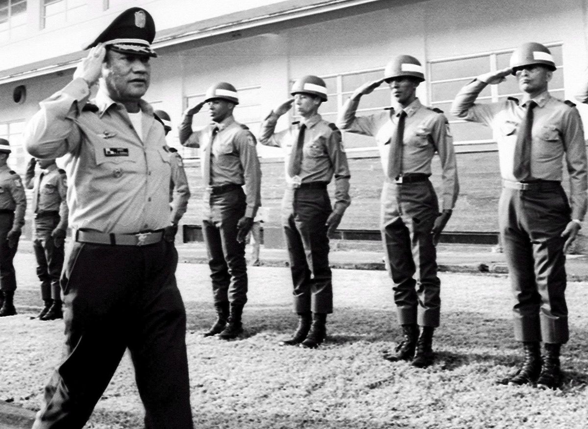 Foto del dictador panameño Manuel Antonio Noriega -izq- mientras saluda a la tropa en Panamá, en 1985.