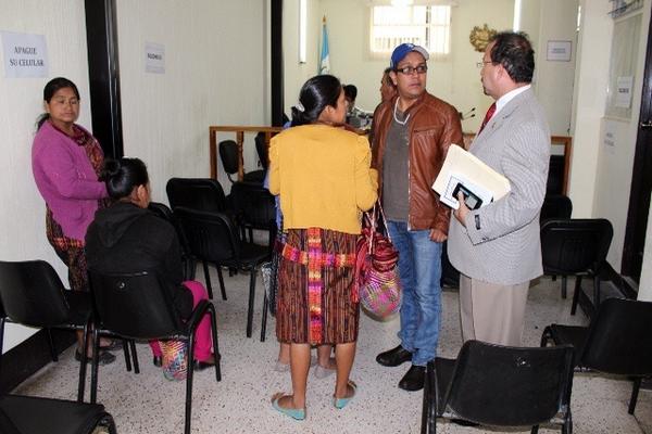 Tomás Morales Calgua, uno de los sindicados de los disturbios en Chichicastenango, habla con su abogado defensor Miguel Monzón. (Foto Prensa Libre: Óscar Figueroa)  