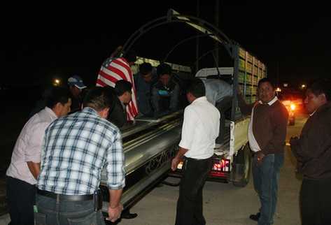 Familiares de la víctima trasladan el cadáver hasta su natal Nahualá, Sololá. (Foto Prensa Libre: Carlos Ventura)