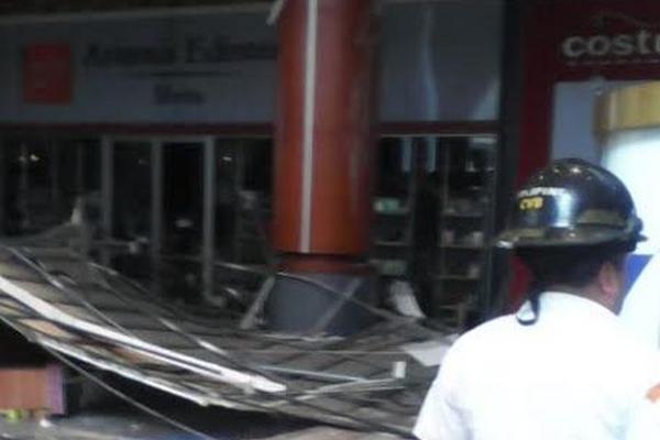 Tres personas fueron trasladadas por fracturas. (Foto Prensa Libre: CBV)