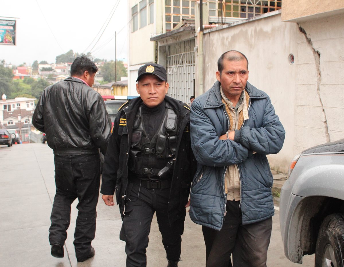 Pedro Miguel Díaz Pérez es trasladado al Tribunal de Femicidio de San Marcos. (Foto Prensa Libre: Aroldo Marroquín)