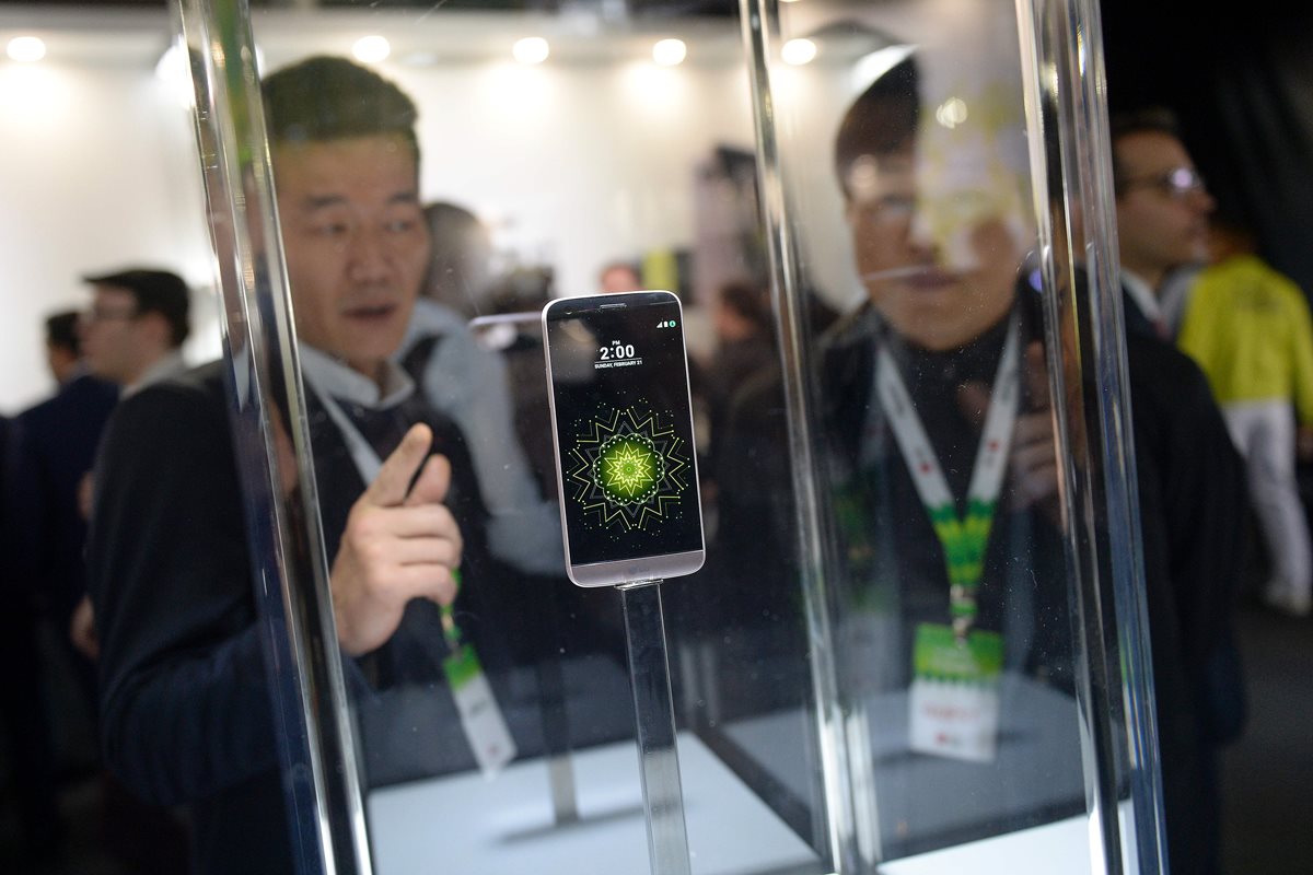 El nuevo teléfono de gama alta de la compañía surcoreana se exhibe en el Mobile World Congress 2016, en Barcelona, España (Foto Prensa Libre: AFP).