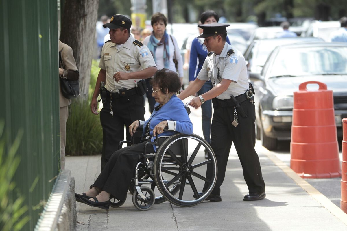 Además de cumplir con su deber de proteger a la población los agentes muestran su apoyo a los votantes. (Foto Prensa Libre: Érick Ávila)