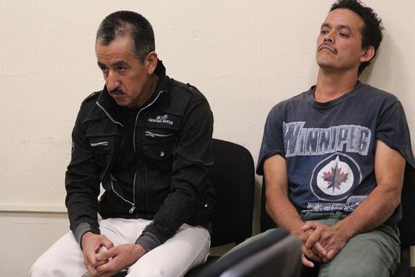 Velásquez López y Méndez Muñoz  escuchan la acusación del MP,  en el tribunal de Huehuetenango. (Foto Prensa Libre: Mike Castillo)