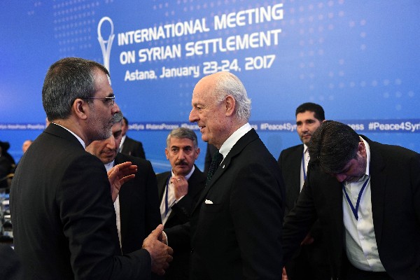 El embajador de la ONU en Siria Staffan de Mistura (C) se reúne con una delegación iraní.(Foto Prensa Libre:AFP).