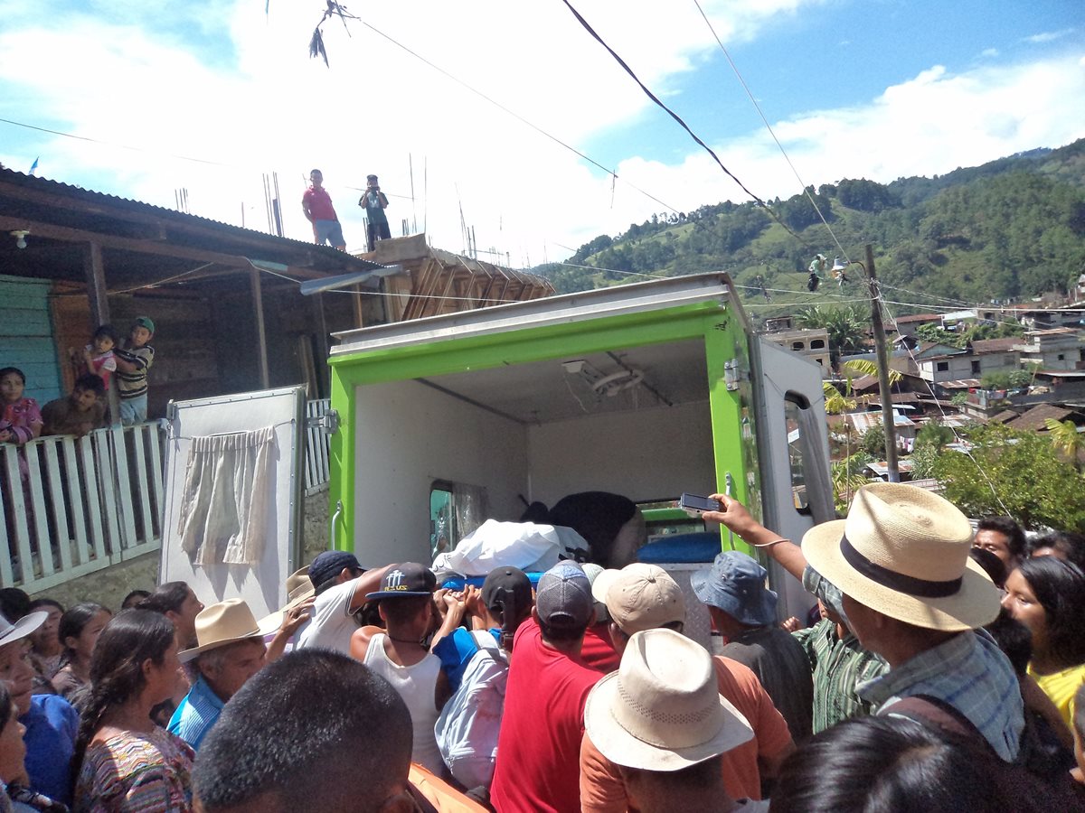 Vehículo traslada el cadáver de Sebastián Sajic Córdova, quien murió de forma violenta en San Juan Cotzal, Quiché. (Foto Prensa Libre: Óscar Figueroa)
