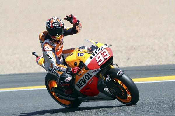 El piloto español Marc Márquez saluda al público en los entrenamientos libres del GP de Francia. (Foto Prensa Libre: EFE)