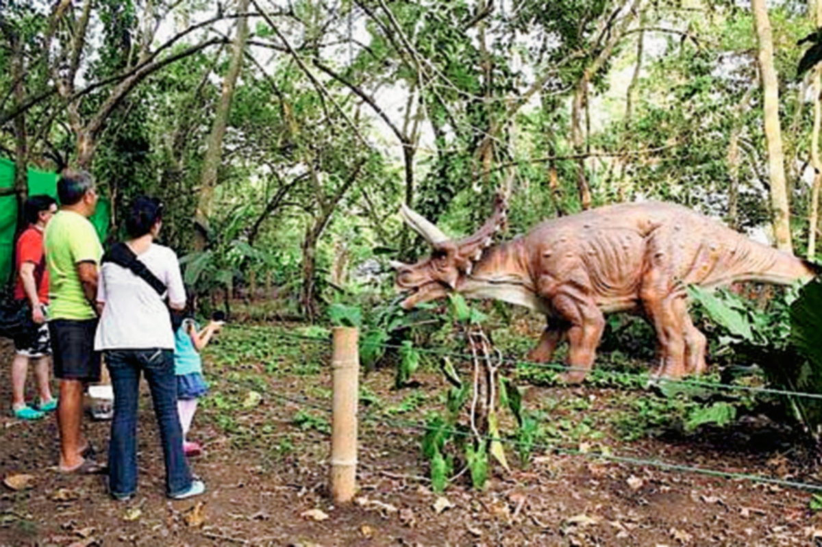 Visitantes pueden apreciar cómo las figuras de dinosaurios mueven los ojos y respiran. (Foto Prensa Libre: Rolando Miranda)