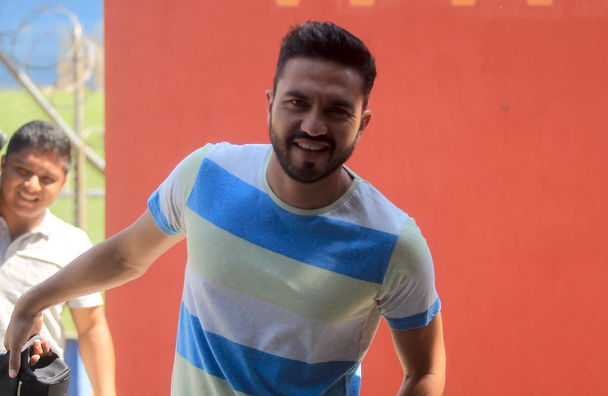 El mexicano Carlos Kamiani reconoció que la pelota le topó en la mano pero fue por inercia. (Foto Prensa Libre: Carlos Vicente)