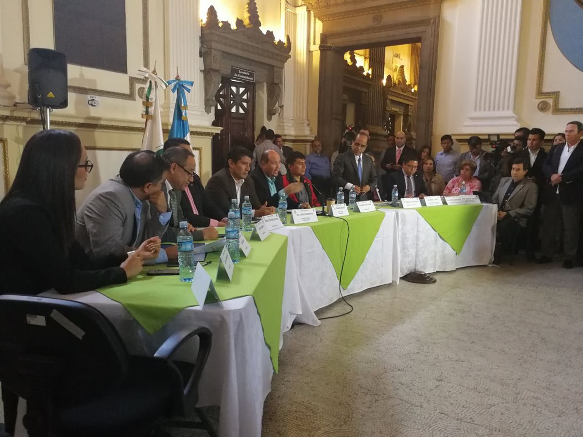 El ministro Óscar Hugo López escuchó las opiniones de varios directores sobre la necesidad de restablecer la carrera magisterial (Foto Prensa Libre: Geldi Muñoz)