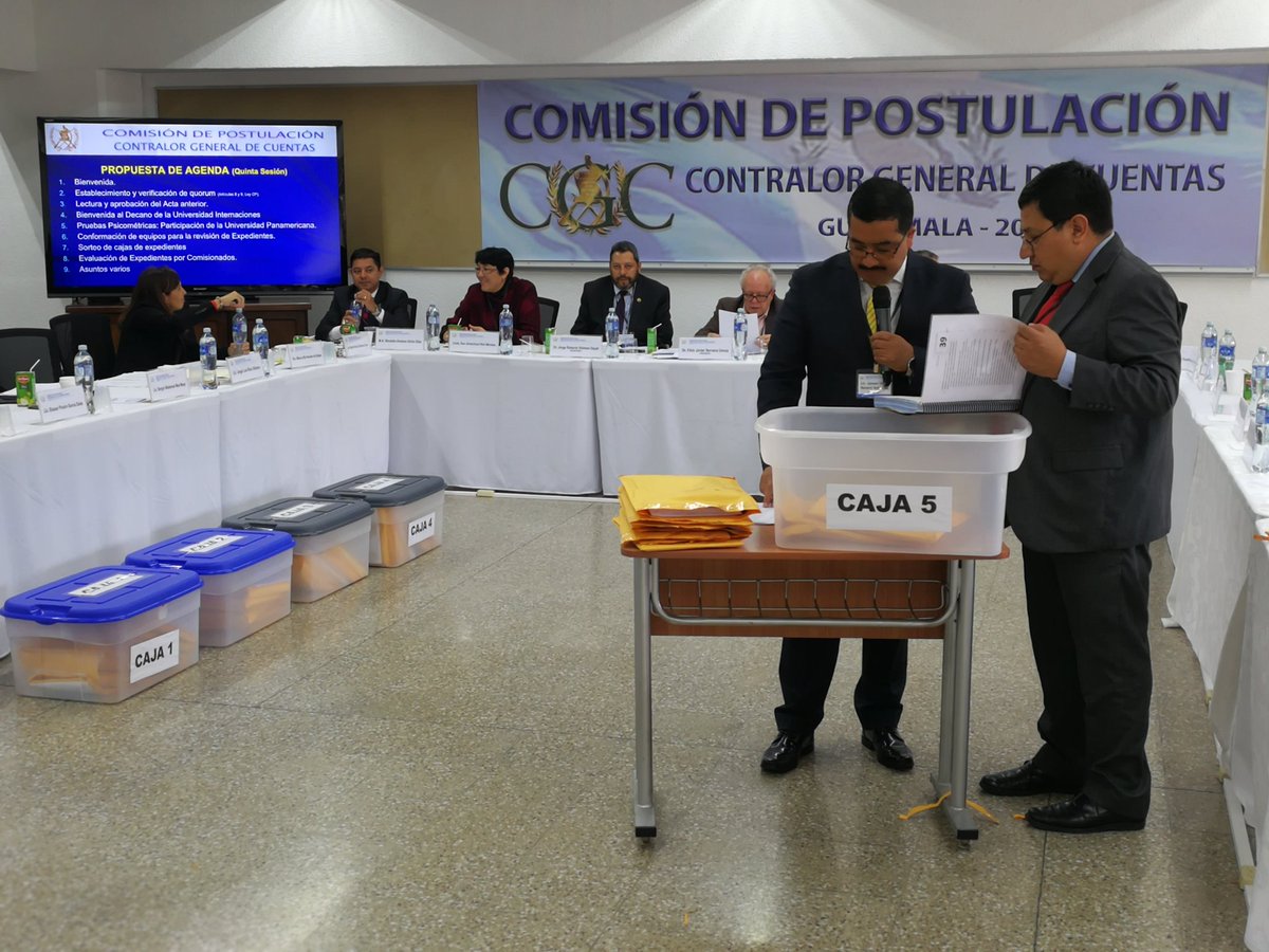 La Comisión de Postulación para Contralor General de Cuentas inició la revisión de los 41 expedientes y aprobó las pruebas psicométricas. (Foto Prensa Libre: Kenneth Monzón)