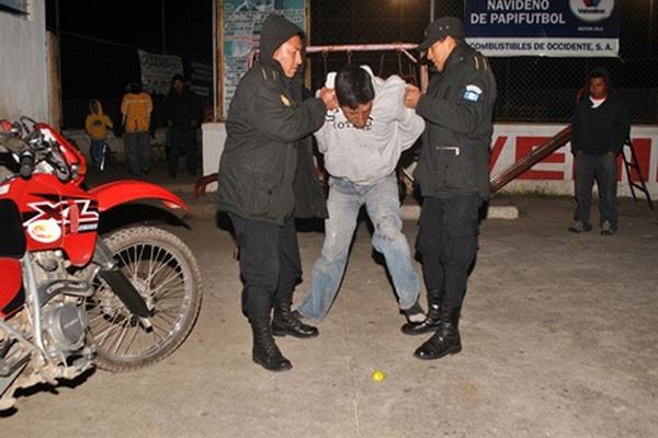 Felipe Gómez  fue capturado por robar a deportistas en cantón Xatinap Quinto Centro, Santa Cruz del Quiché (Foto Prensa Libre: ÓSCAR FIGUEROA).