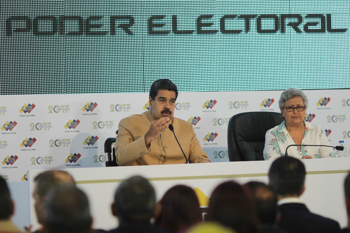 Nicolás Maduro (i) hablan junto a Tibisay Lucena, jefa del Consejo Nacional Electoral (CNE) de Venezuela. (Foto Prensa Libre:AFP).