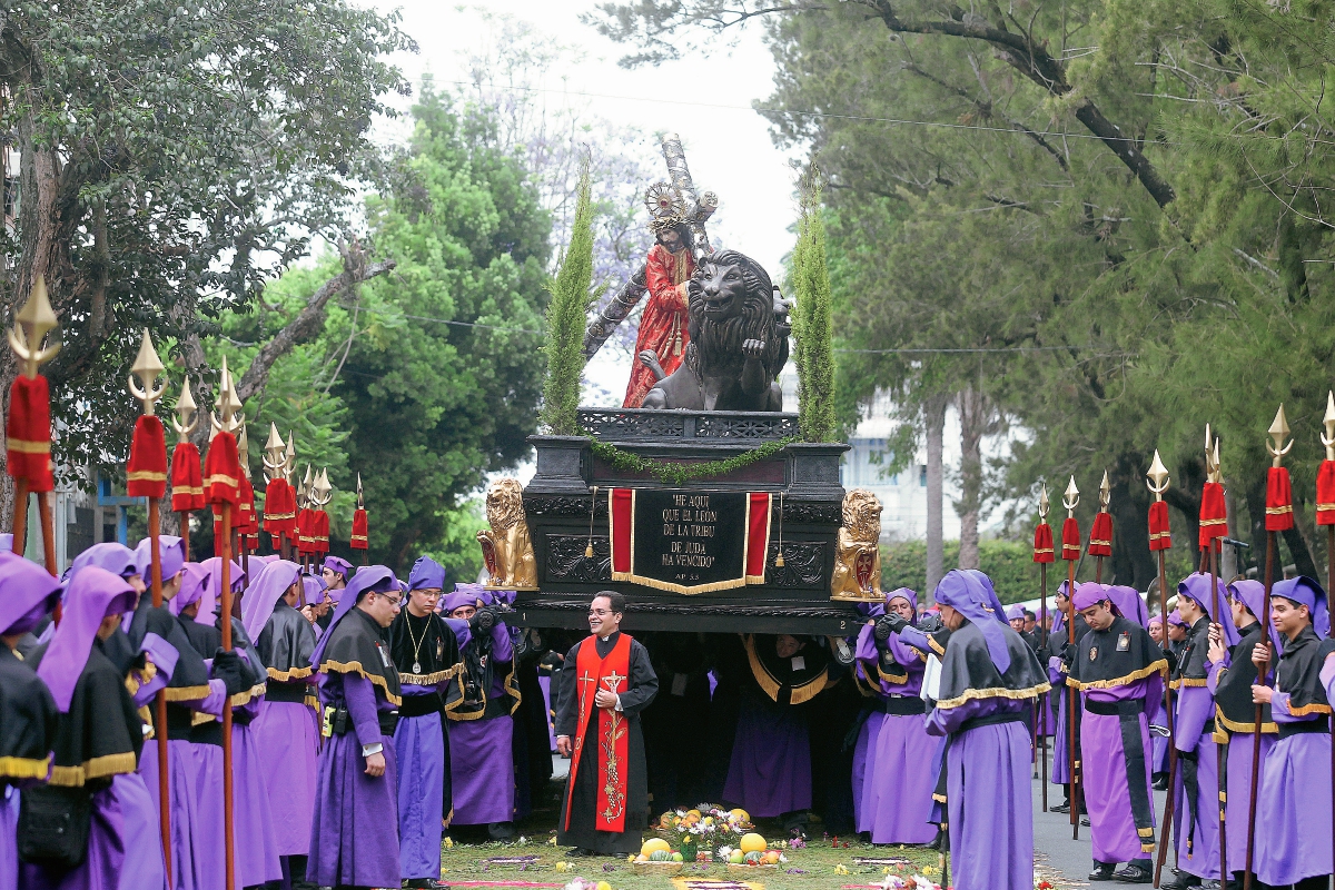 El recorrido del cortejo de la consagrada imagen de Jesús Nazareno de la Merced dura cerca de 11 horas. (Foto Prensa Libre: Óscar Rivas)
