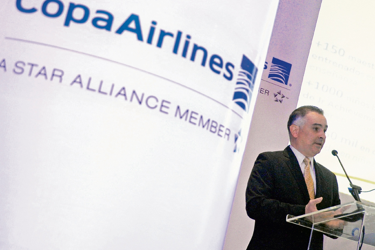 El vicepresidente  de Finanzas de Copa Airlines, José Montero, habla sobre los nuevos destinos de la aerolínea.  (Fotografía Prensa Libre EFE).