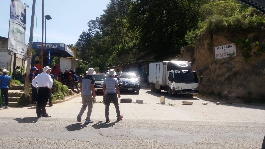 El paso de Retalhuleu a Quetzaltenango, en el km 224, fue bloqueado por vecinos que exigen la reparación de esa vía. (Foto Prensa Libre: María José Longo)