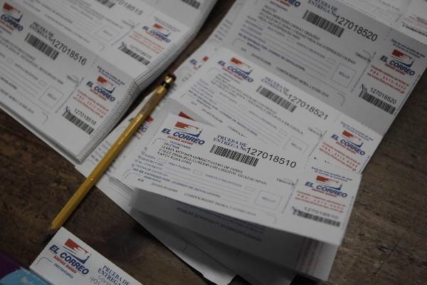 Antes de entregarse en cualquier parte del país, los documentos o encomiendas, uno de los 700 carteros del equipo pasan un escáner sobre el  código de barras que lleva en el sobre cada documento. Ese sistema permite subir a la página web el estado del documento para consulta de su estado en línea. (Foto Prensa Libre: Edwin Bercián)