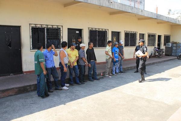 Nueve presuntos integrantes de banda de ladrones de chatarra fueron detenidos en Escuitla. (Foto Prensa Libre: Enrique Paredes)<br _mce_bogus="1"/>
