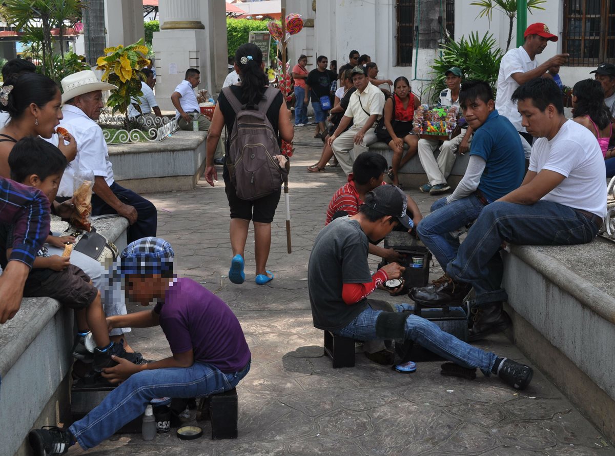 Niños guatemaltecos que no logran llegar a EE. UU. de forma ilegal son obligados a trabajar como lustradores en Tapachula, Chiapas, México, en donde opera una banda de explotadores infantiles. (Foto Prensa Libre: Édgar Octavio Girón)