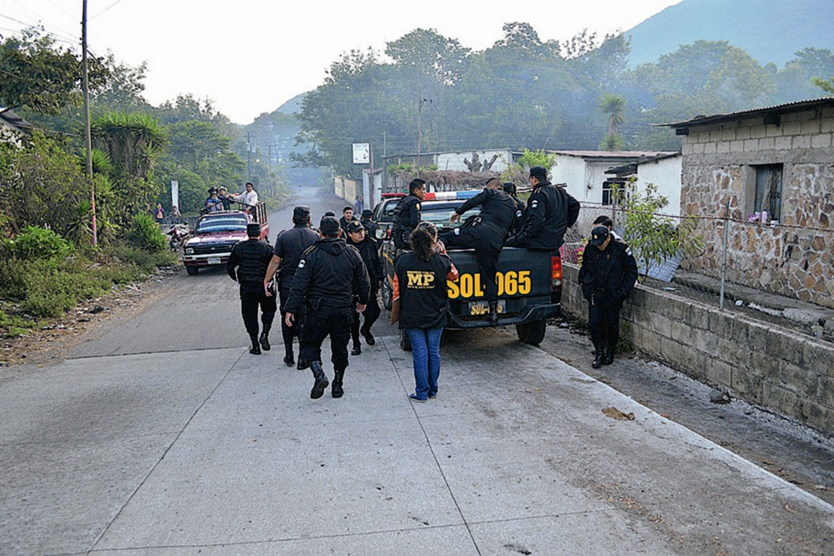 Autoridades durante cateo   en Santiago Atitlán,  Sololá. (Foto Prensa Libre: Ángel Julajuj)