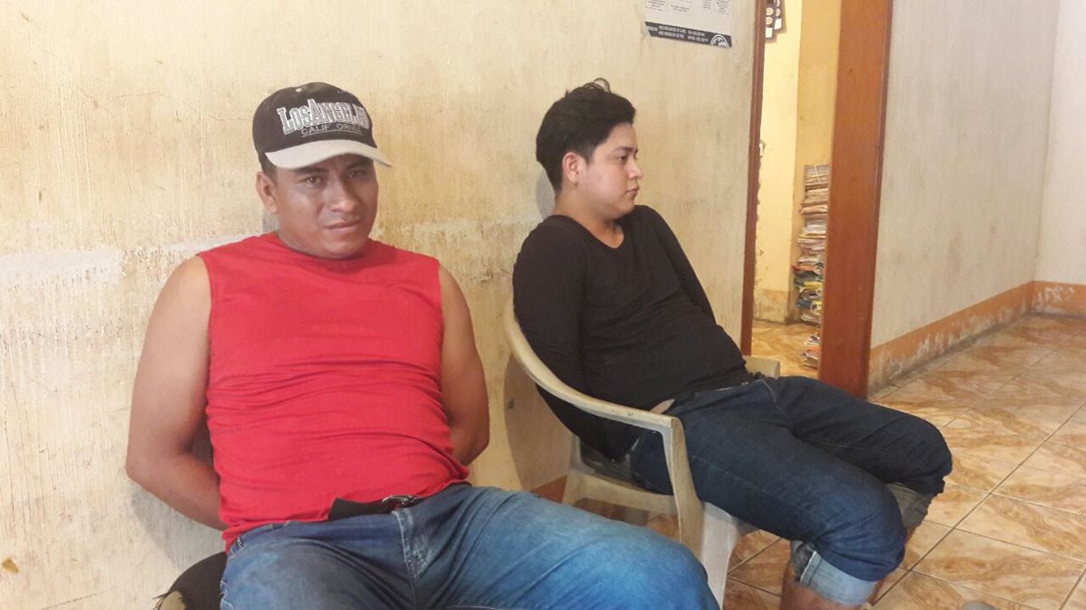 El exmilitar -de rojo- capturado en compañía de Eduardo Ramos, quien también fue capturado. (Foto Prensa Libre: Dony Stewart).