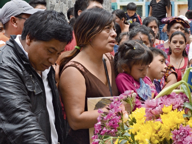 Familiares y vecinos de San Lucas Tolimán, Sololá, dan el último adiós a Yoselin Chumil, asesinada el 28 de junio último. (Foto Prensa Libre: Ángel Julajuj)