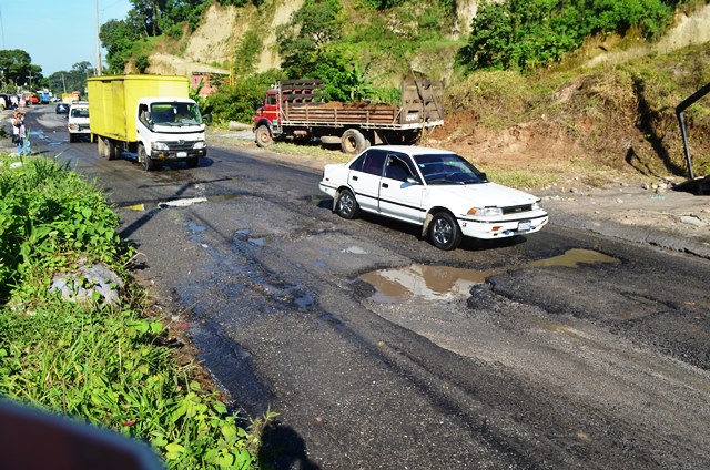 Vehículos pasan sobre el área dañada. (Foto Prensa Libre: Jorge Tizol)