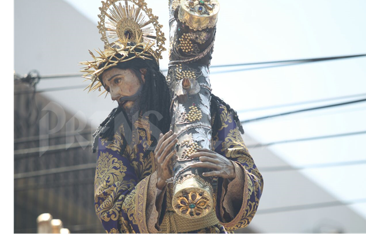 Imagen de Jesús Nazareno de La Merced durante su recorrido del Viernes Santo, sufrió daños en la mano izquierda. (Foto Prensa Libre: Oscar Rivas)