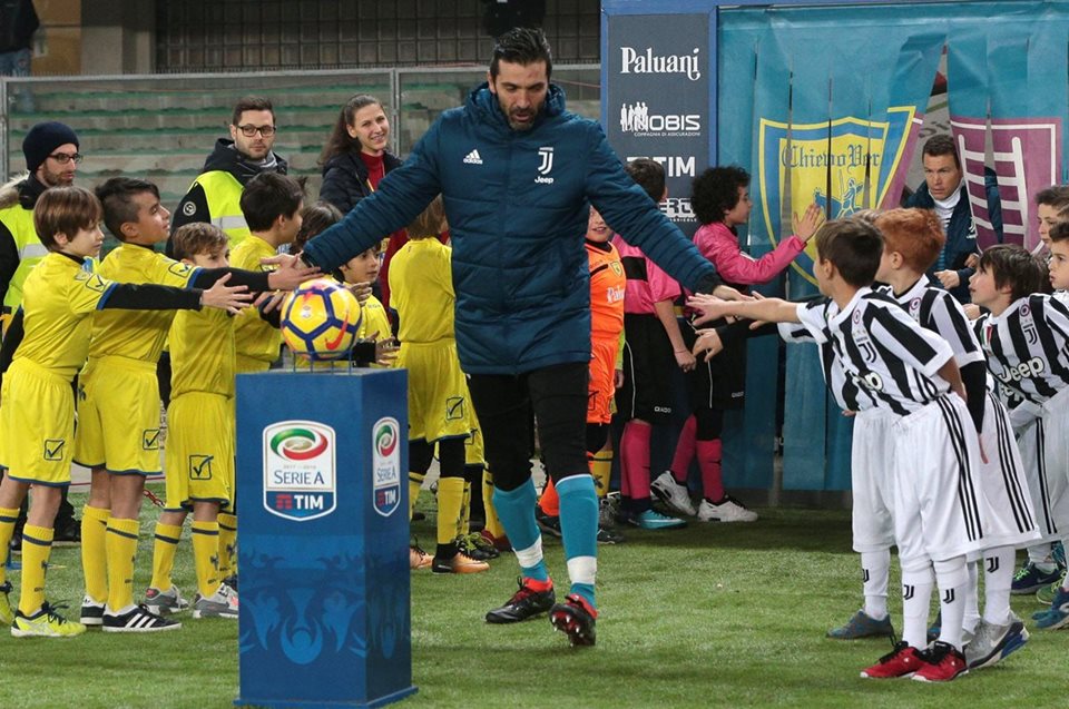 Gianluigi Buffon saluda a los niños en el estadio Bentegodi antes del encuentro entre la Juventus y el Chievo. (Foto Prensa Libre: AFP)
