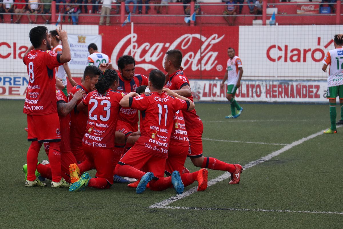 Los jugadores de Deportivo Malacateco festejan luego del triunfo. (Foto Prensa Libre: Raúl Juárez)