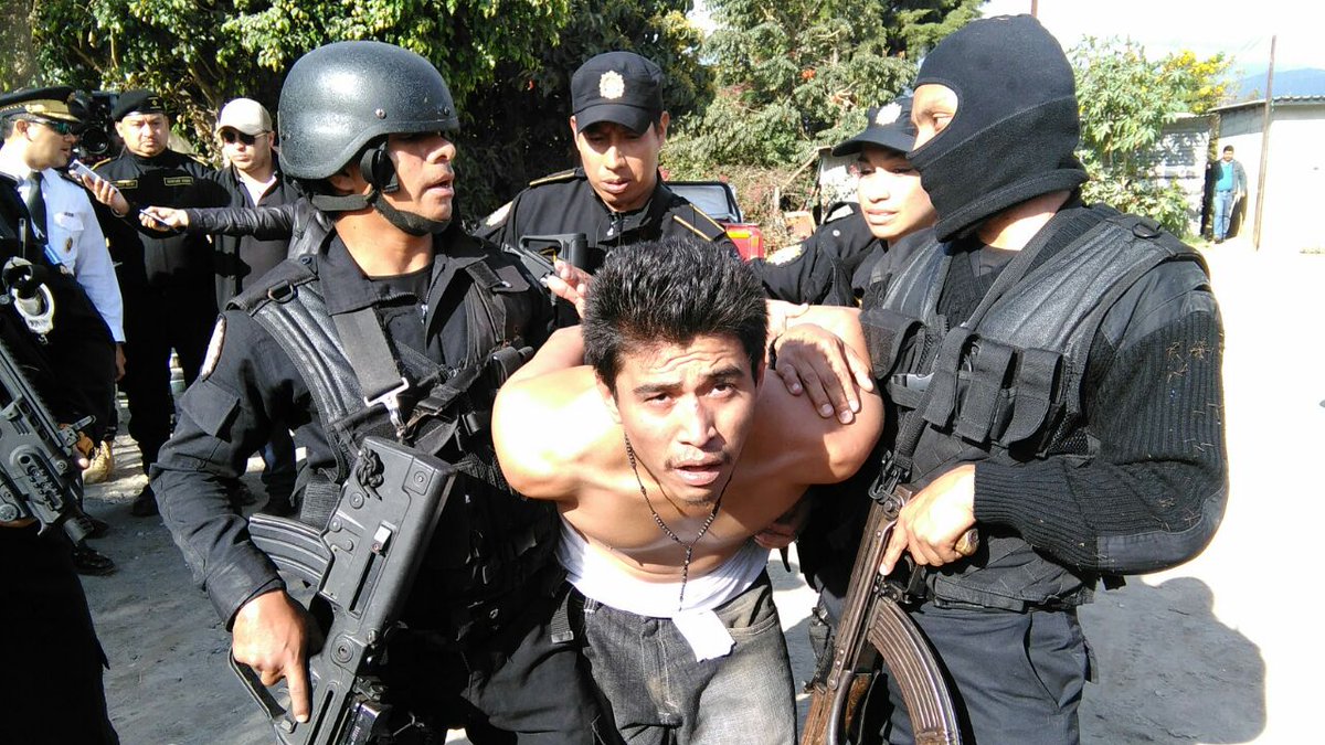 Pandillero del Barrio 18 fue detenido en su vivienda en Villa Nueva. (Foto Prensa Libre: José Patzán)