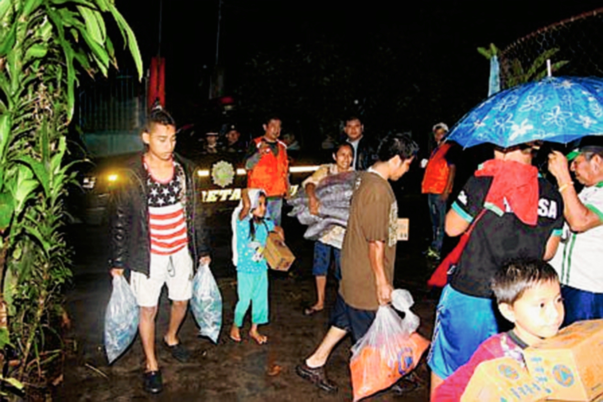 Vecinos de Retalhuleu resultaron afectados en sus casas por las fuertes lluvias y vientos. (Foto Prensa Libre: Rolando Miranda)