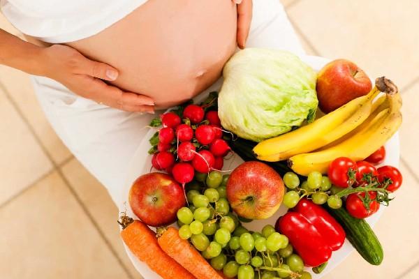 lAS mADRES embarazadas deben tener una dieta balanceada, para evitar problemas en su bebé.
