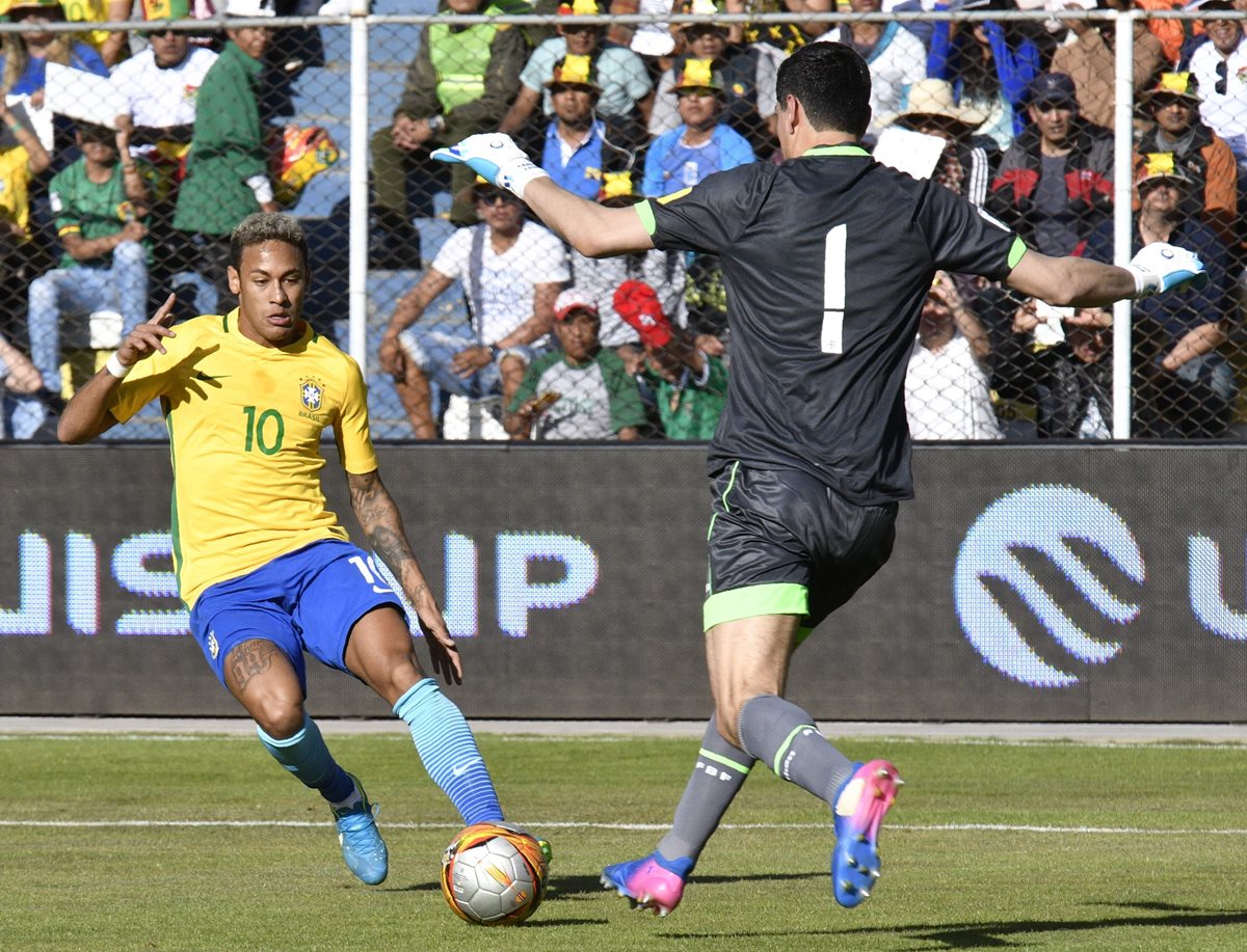 El guardameta Carlos Lampe detiene el balón ante la llegada de Neymar. (Foto Prensa Libre: AFP)