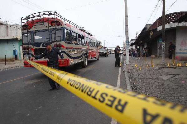 Un policía acordona el lugar en donde fue atacado el bus extraurbano de  Rutas Quetzal en el que resultaron heridas tres personas.