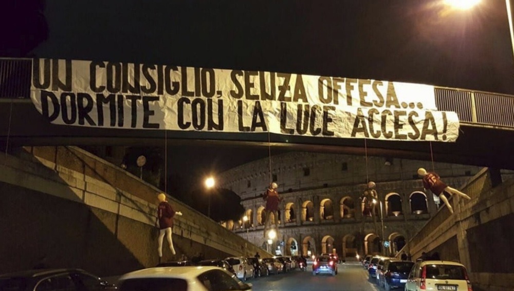 Cuatro maniquíes que representan a jugadores de la Roma fueron colgados en un puente cerca del Coliseo de Roma. (Foto Prensa Libre: Tomada de la Gazzetta Dello Sport).