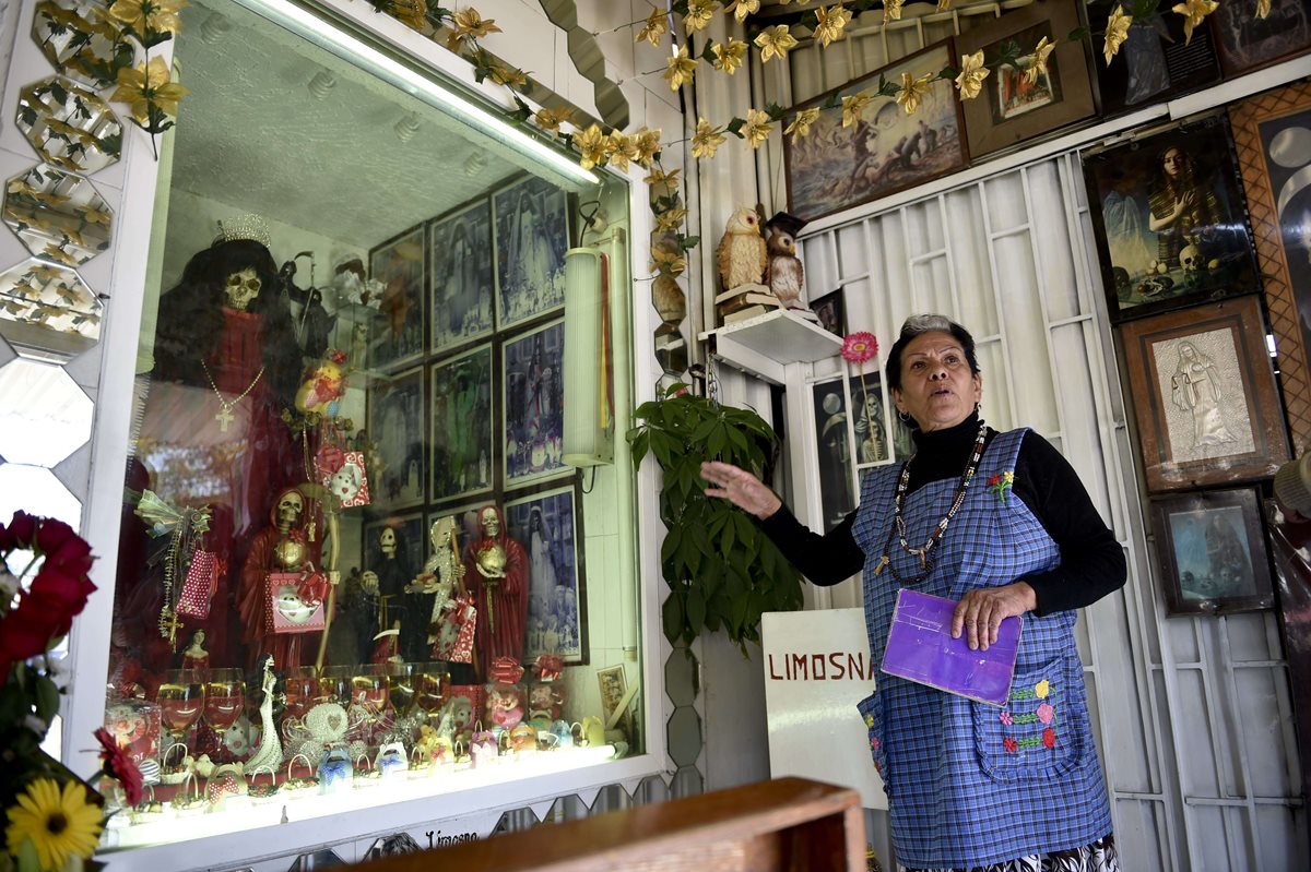 "La Madrina" muestra un altar a la Santa Muerte en México. (Foto Prensa Libre: AFP).