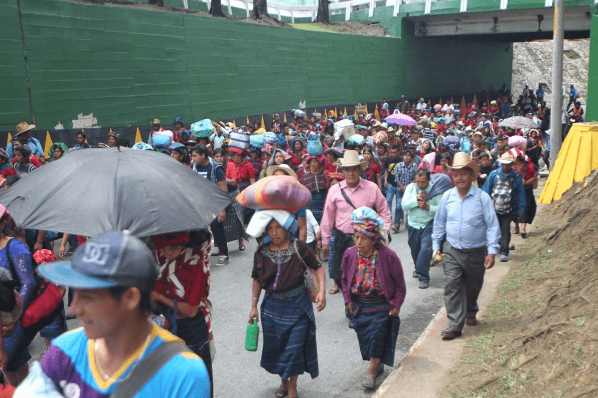 El grupo de manifestantes pasa sobre el puente que se encuentra en la 19 calle, zona 1. (Foto Prensa Libre: Érick Ávila)