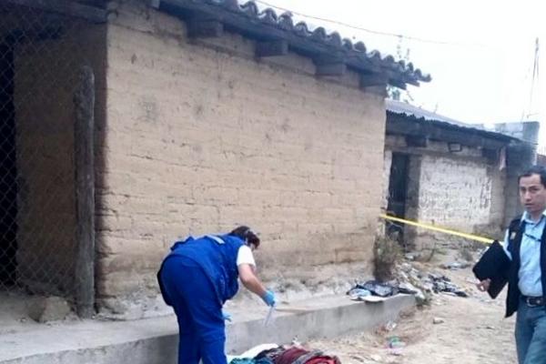 La mujer fue localizada en la vía pública. (Foto Prensa Libre: Oscar Figueroa)