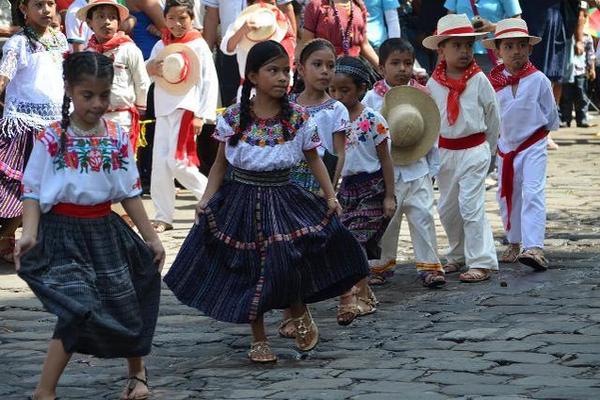 Estudiantes lucen trajes típicos en el desfile cívico efectuado en la cuidad de Retalhuleu. (Foto Prensa Libre: Jorge Tizol) <br _mce_bogus="1"/>