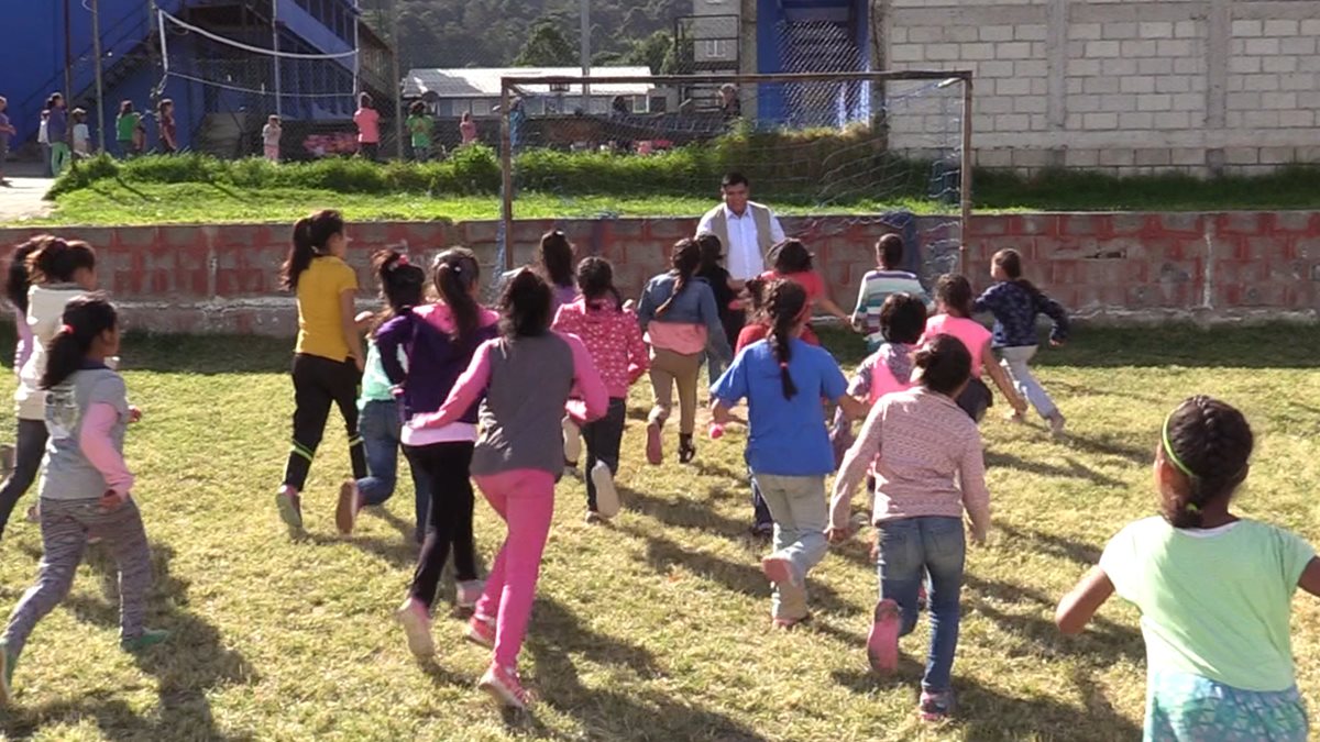 Varias niñas recibieron la sorpresa al recibir zapatos nuevos. (Foto Prensa Libre: Juan Carlos Rivera)