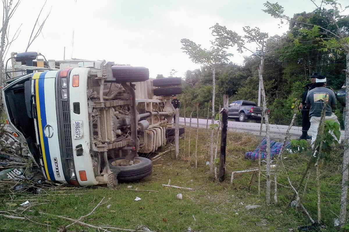 Un camión volcó en el km 444 de Santa Ana, Petén y ocasionó la muerte de una persona. (Foto Prensa Libre: Rigoberto Escobar)